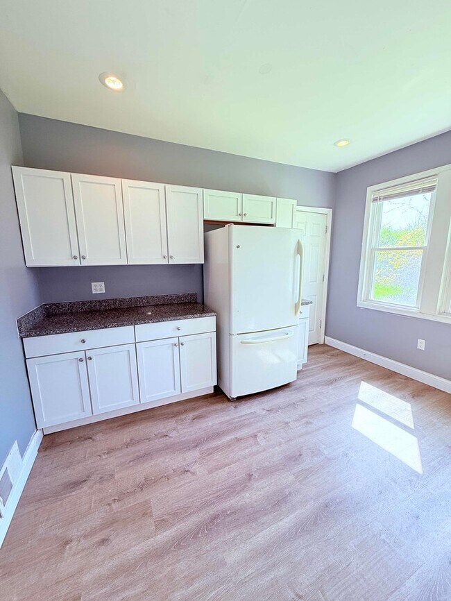 Photo - 3 Bed, 1 Bath Home with Modern Amenities / Vouchers Accepted / Available Now!