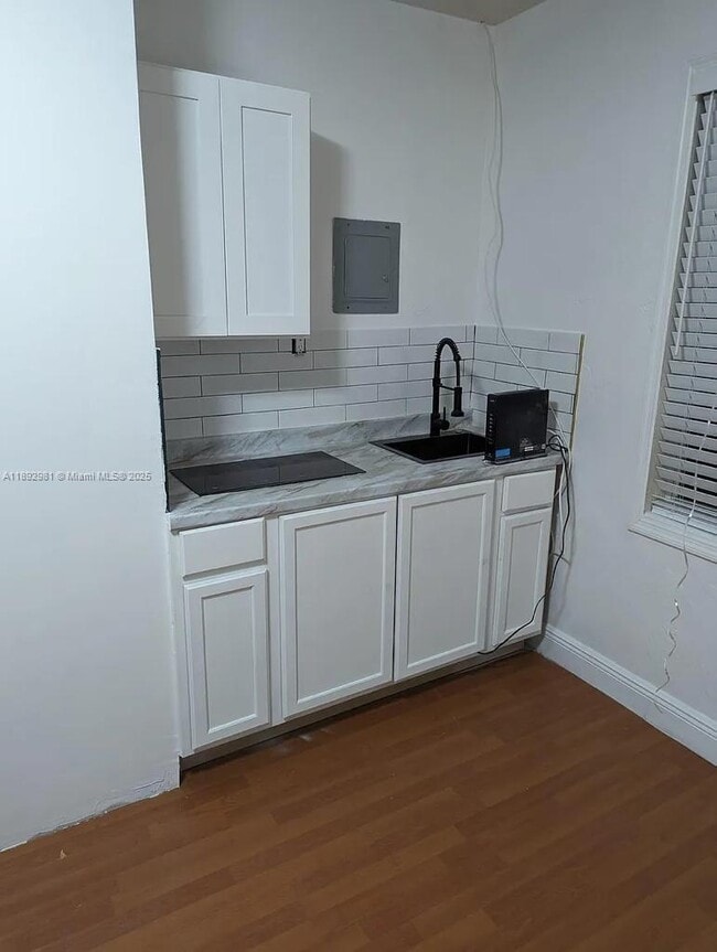 Building Photo - 435 SW 33rd Ave Unit 2