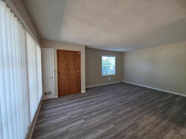 Building Photo - Charming 3 bedroom 2 bath Rental