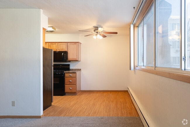 2BR 1BA - 900 SF - Kitchen - Lake Harriet Commons