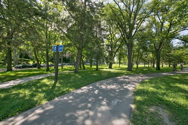 Calhoun Beach Apartments