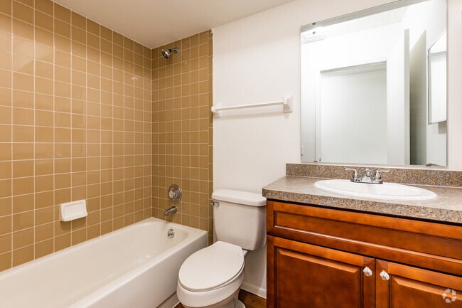 2 BR, 1 BA - 841SF
