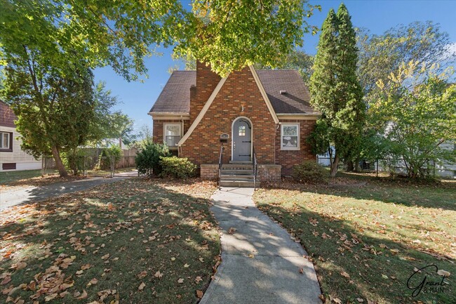 Building Photo - 3 Bedroom - 2.5 Bath - Redford - $1425