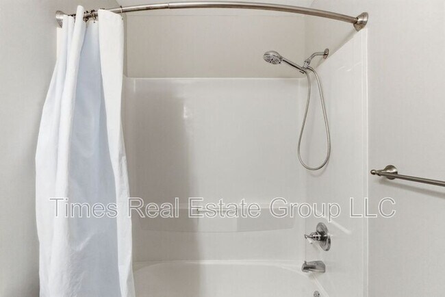 Photo - 136 Brookfield Ct