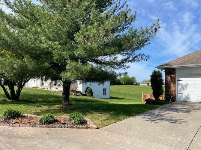 Photo - FULLY FURNISHED 4 BEDROOM, WALKOUT BASEMENT - SHORT TERM 6 MONTH RENTAL AVAILABLE IN OZARK!
