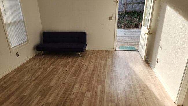 Photo - 832 W Eagle St