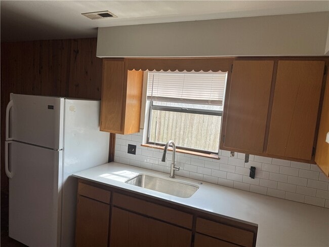 Photo - 645 W Adams St
