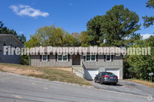 Building Photo - Three Bedroom Duplex in Washington Hills! Unit B Rental