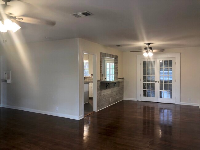 Photo - 1002 Hazelton St