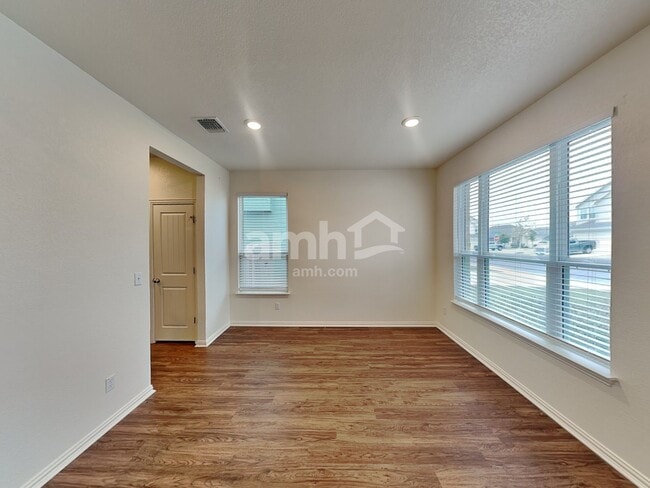 Photo - 2718 Wolfcreek