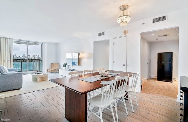 Photo - 2 br, 2 bath Condo - 1100 West Ave # 716 Unidad # 716