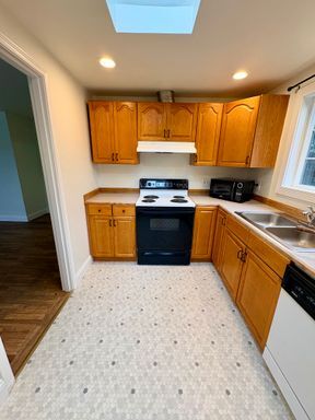 Photo - Charming and bright 3 bedroom in Haller Lake