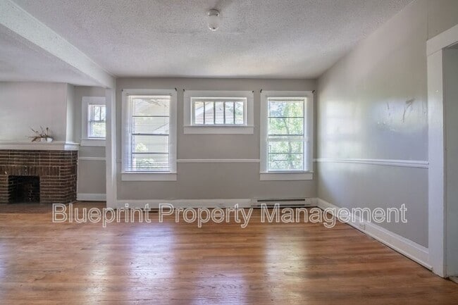 Photo - 1521 Graymont Ave W