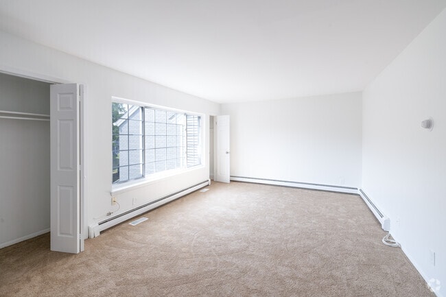 2BR, 1BA, 1/2BA 980SF