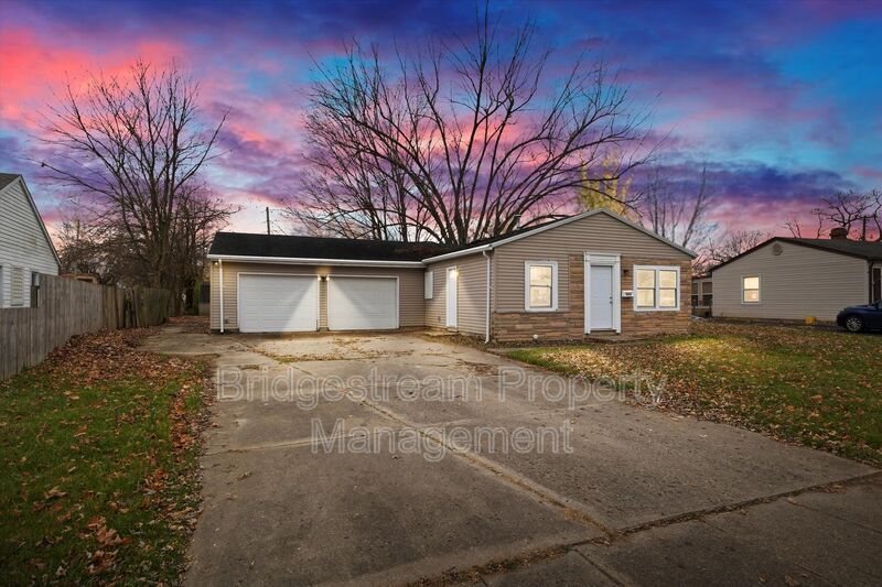Photo - 1833 Drake Dr House