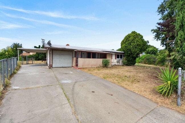 Building Photo - Charming 3-Bed Gem in Sacramento - Cozy 980 Sq Ft Home Awaits!