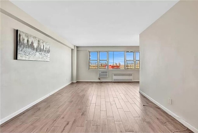 Building Photo - 2928 W 5th St