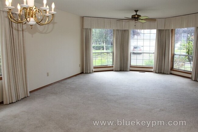 Photo - 3 Bed 1.5 Baths Home in East Cascade Park