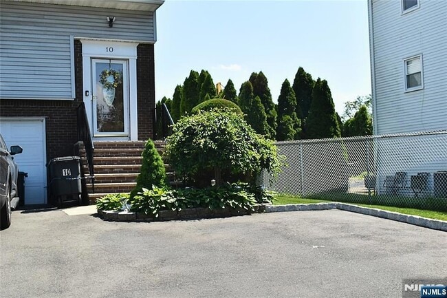 10 Garden Dr
