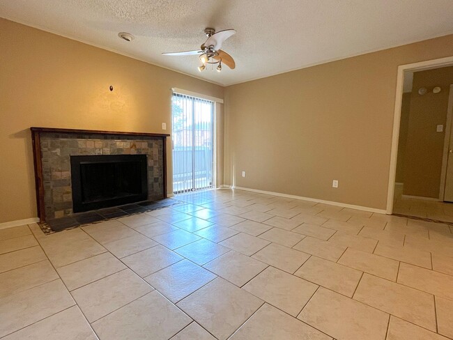 Photo - SUBLEASE AVAILABLE JULY Spacious One Bedroom Condo Close to Campus On the Bus Route Unidad 209