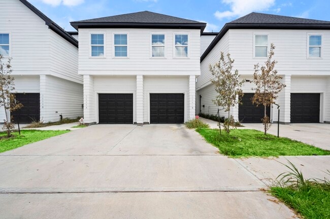 Building Photo - 3241 Real St Unit B