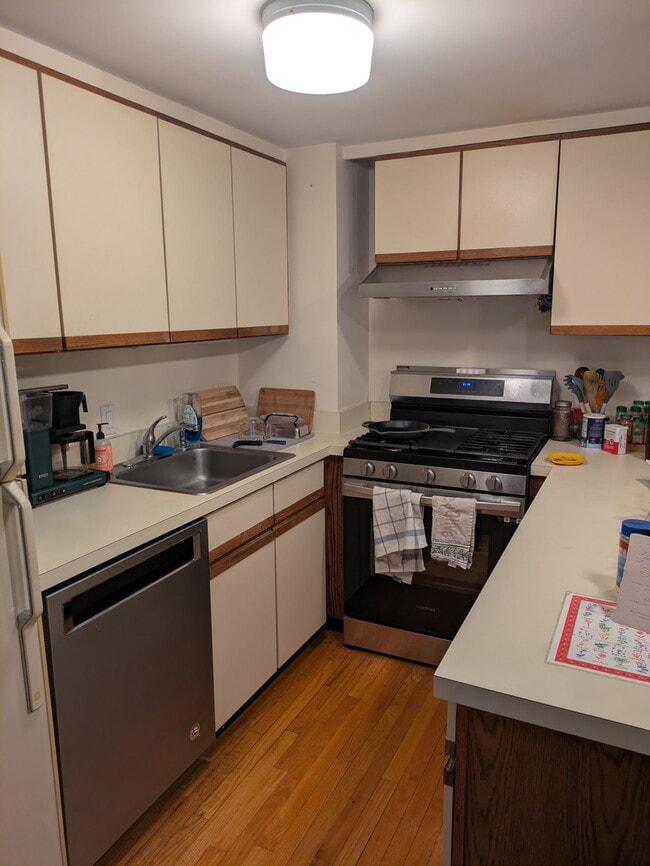 Building Photo - 61 6th St Unit 2