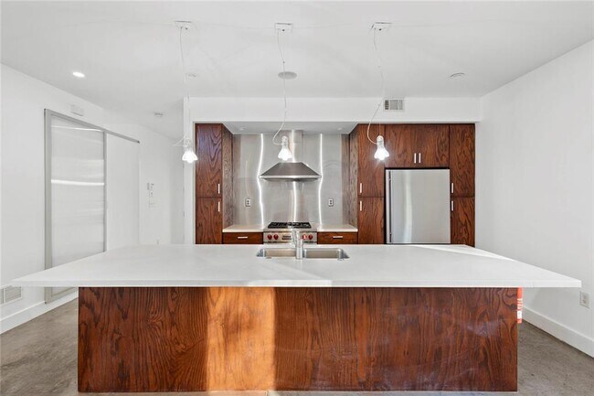 Photo - 935 Custer Ave SE