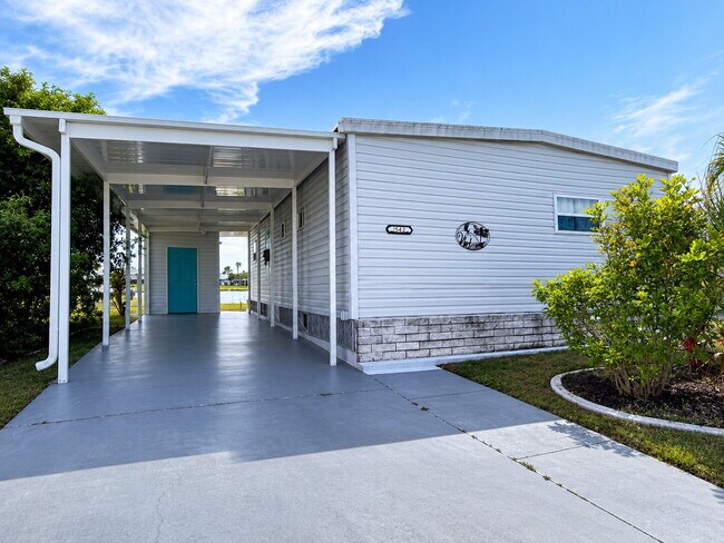 "Charming 2-Bed, 2-Bath Mobile Home Retreat in Harbor Cove!"