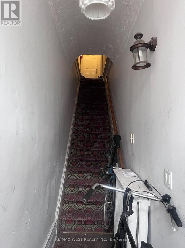 Photo - 926 College St