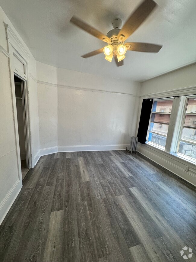 Building Photo - 1717 W Burnside St Rental