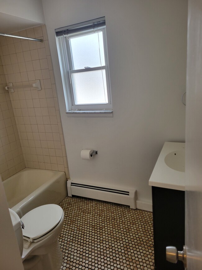 BathRoom - 540 W 14 Mile Rd Unit 4