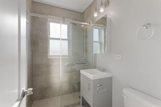 Photo - 1517 W Sherwin Ave Unit 2