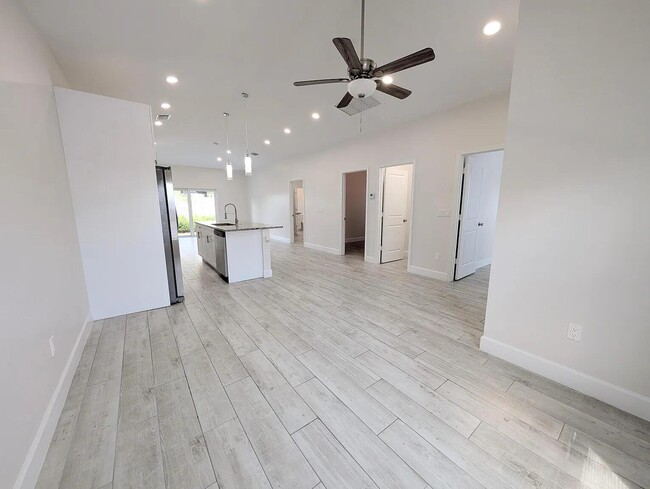 1562 W 26th Ct