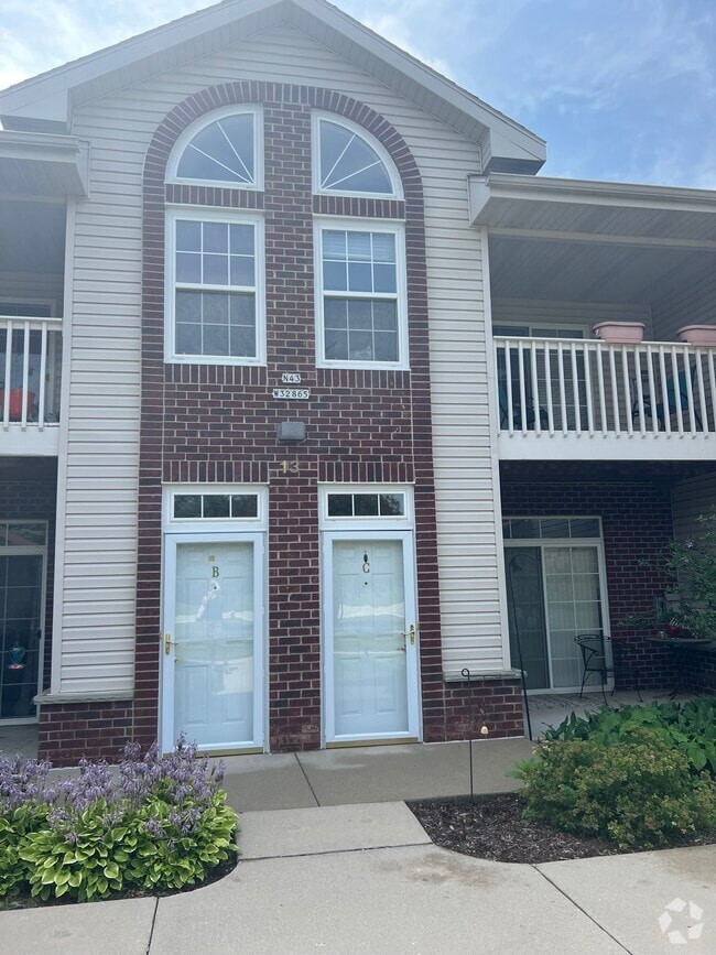 Building Photo - N43W32865 Rasmus Rd Unit 1303 Rental