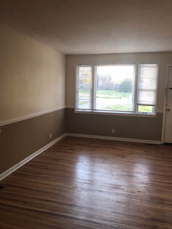 Photo - 240 Old Shackle Island Rd