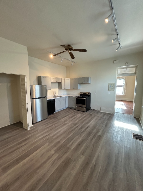 Photo - 220 W 6th St