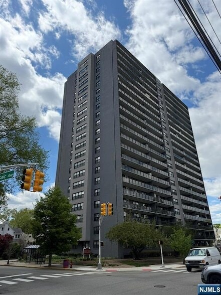 Building Photo - 285 Aycrigg Ave Unit 19F