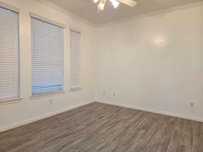 Photo - 6007 Bassetdale Ln