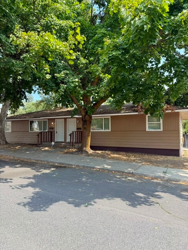 Building Photo - 3216 N Maple St