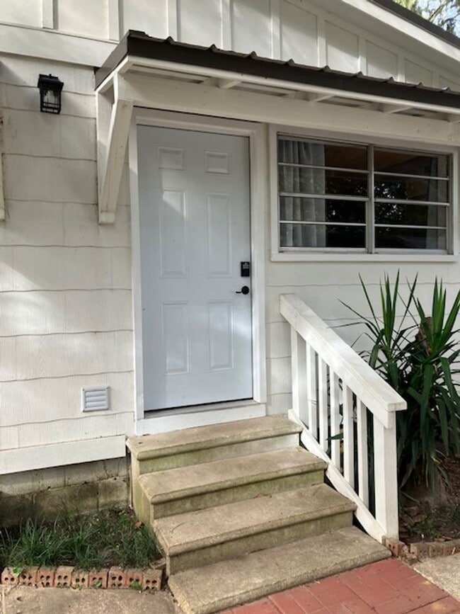 Building Photo - Kings Drive Unit Kings Drive-Magnolia Studio