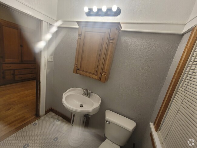 Building Photo - 2634 N 24th St Unit Lower Rental