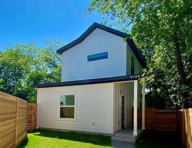 Building Photo - Montopolis Modern Large yard Rental