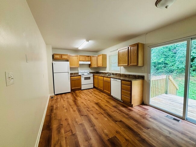 Photo - 215 Freestone Dr