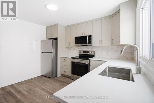 Photo - 896 Pinewood Crescent Unit 1