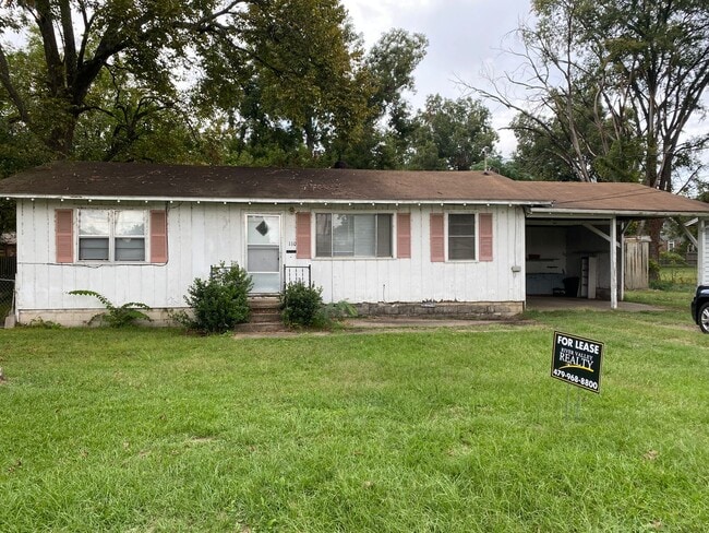 Building Photo - come look at this 3 bedroom 1 bathroom home