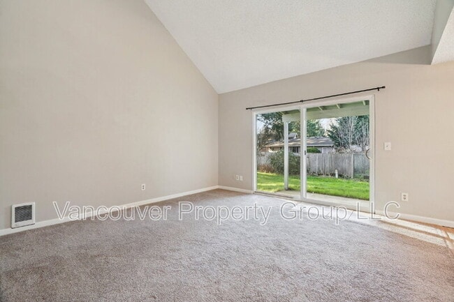 Photo - 810 NE Pinebrook Ave