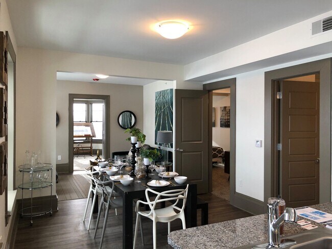 Photo - 616 Niagara St