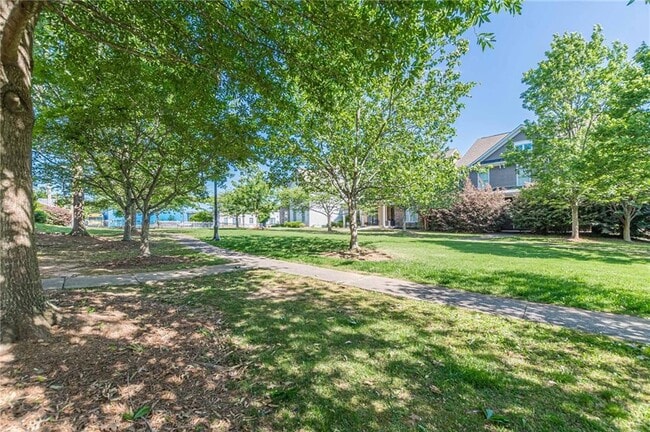 Photo - 1645 Woodward Way