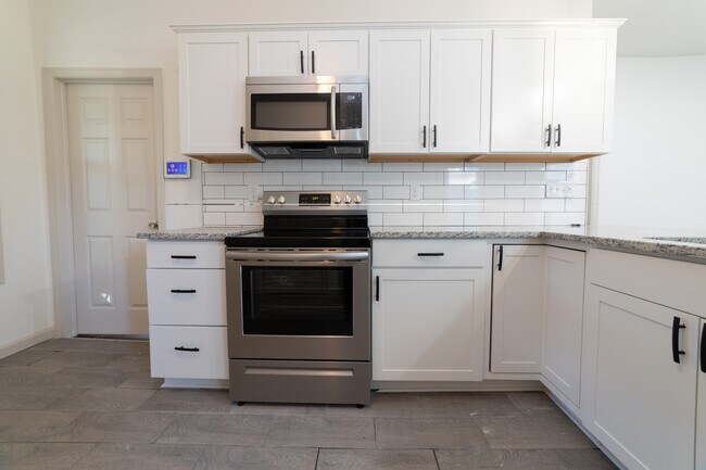 84 Sheffield Ave Unit 1st flr
