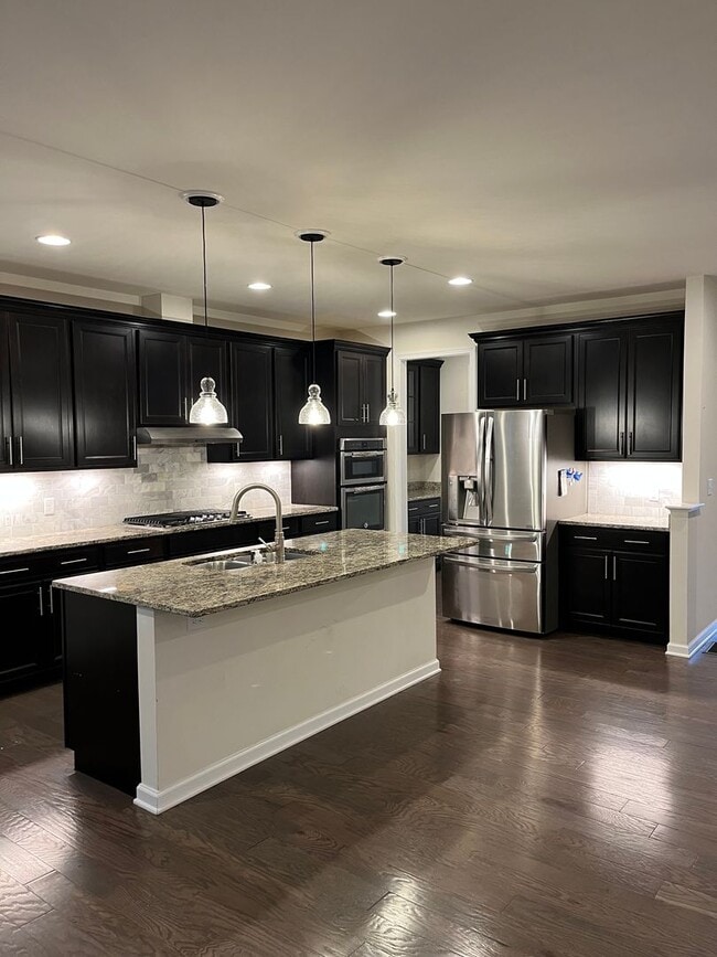 Building Photo - Large Executive 5 Br 3.5 Bath Home in Weym...